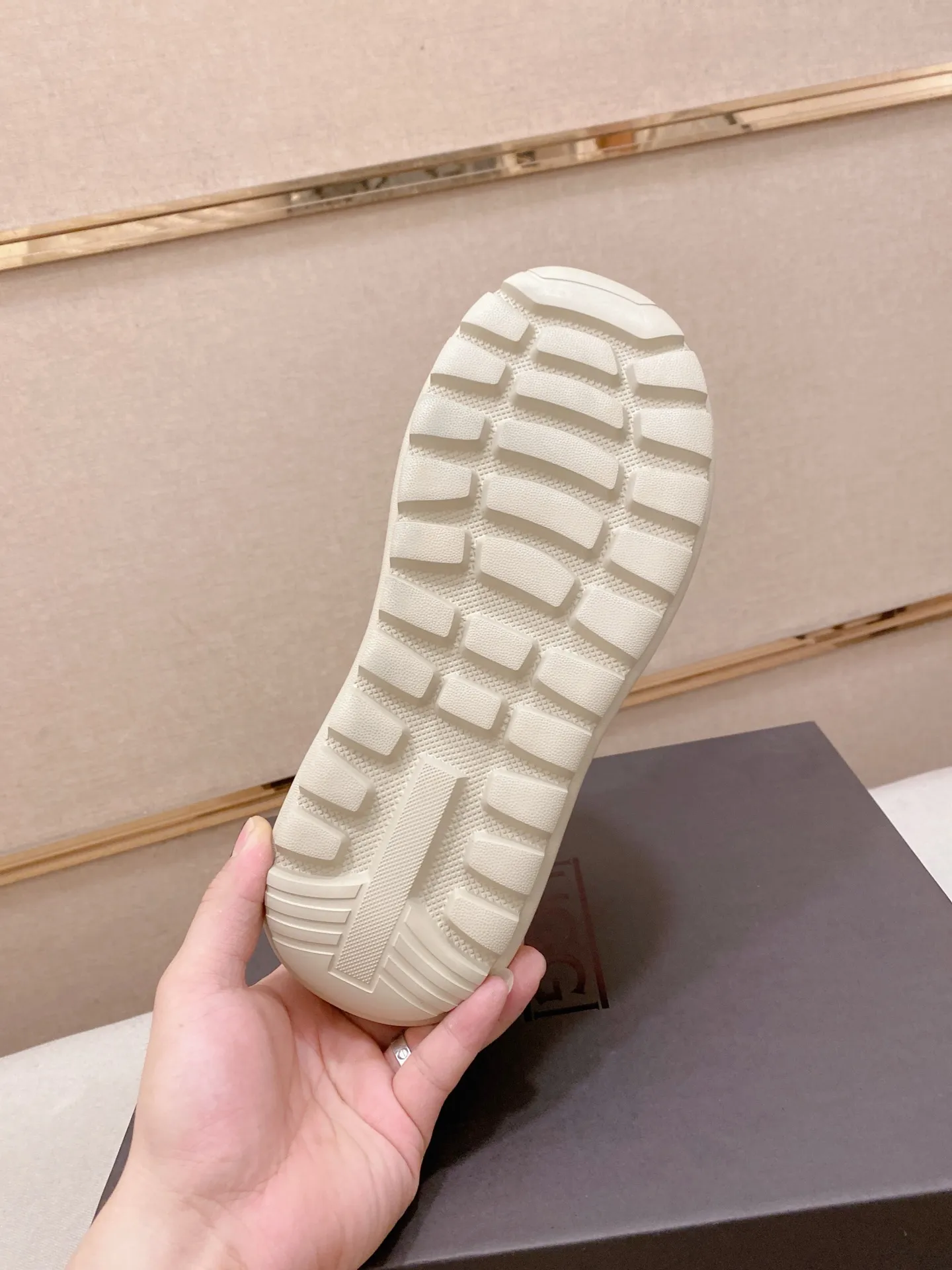 Factory price: 600💰New UGG fur-integrated men's simple and fashionable snow shoes. The most worth buying at the end of this year are warm casual shoes. Whether you are out and about at home, their comfortable and warm performance will be your most suitable fashion companion! The material is cowhide upper and imported wool is used inside. Two layers of cowhide for warmth and comfort! The eva+ rubber patch outsole is cushioned, non-slip and wear-resistant, and has good elasticity. It is light and wear-resistant, comfortable and soft, and the new simple cut is more fashionable. It has both practicality and fashion sense, so you no longer have to worry about how to match it in winter, while still maintaining your fashionable taste. High-quality genuine wool produced in Dongguan. The material depends on the details! Size: 39-40-41-42-43-44-45 sneaker size